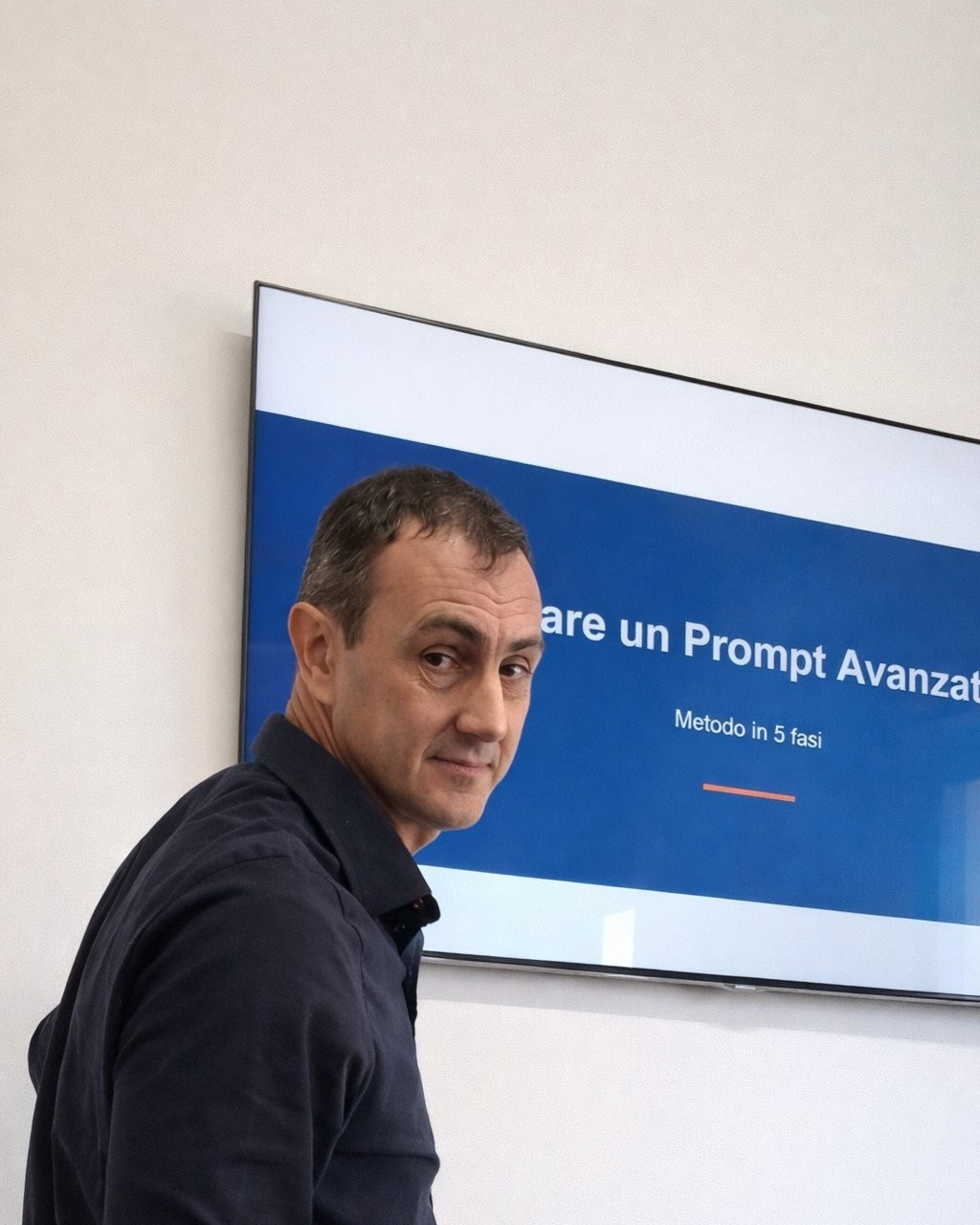 Giuseppe Gambarini durante una sessione di formazione AI in aula