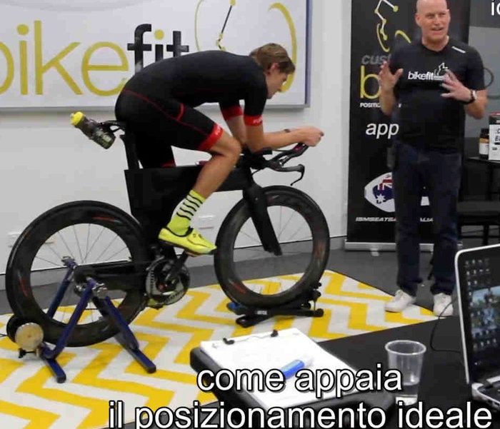 Fotogramma del video di bike fitting di Michael Baker sottotitolato in italiano da Giuseppe Gambarini
