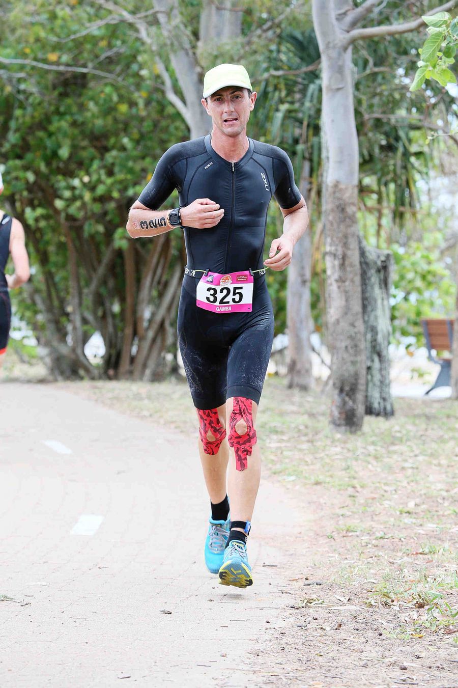 Giuseppe Gambarini corre con il pettorale 325 nella frazione di corsa del triathlon Hervey Bay 100